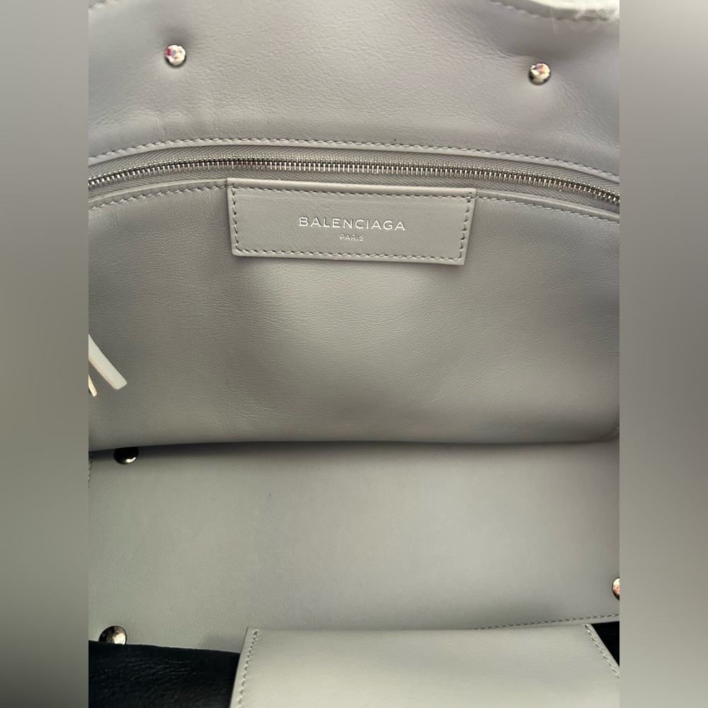 Balenciaga Papier in Mouton & Leather
With dust bag, original strap crossbody - Picture 13 of 16